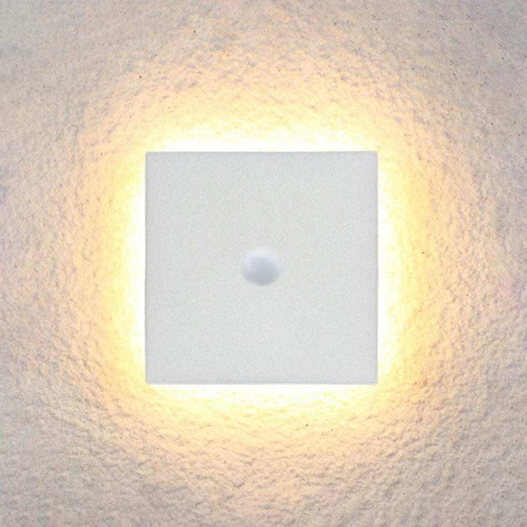 Klyne Minimalist Outdoor Wall Lamp